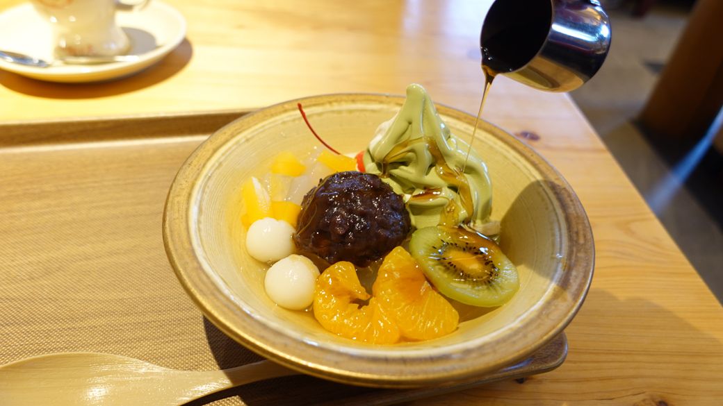 おかげ庵の「抹茶クリームあんみつ」。黒蜜をたっぷりかけていただく（筆者撮影）