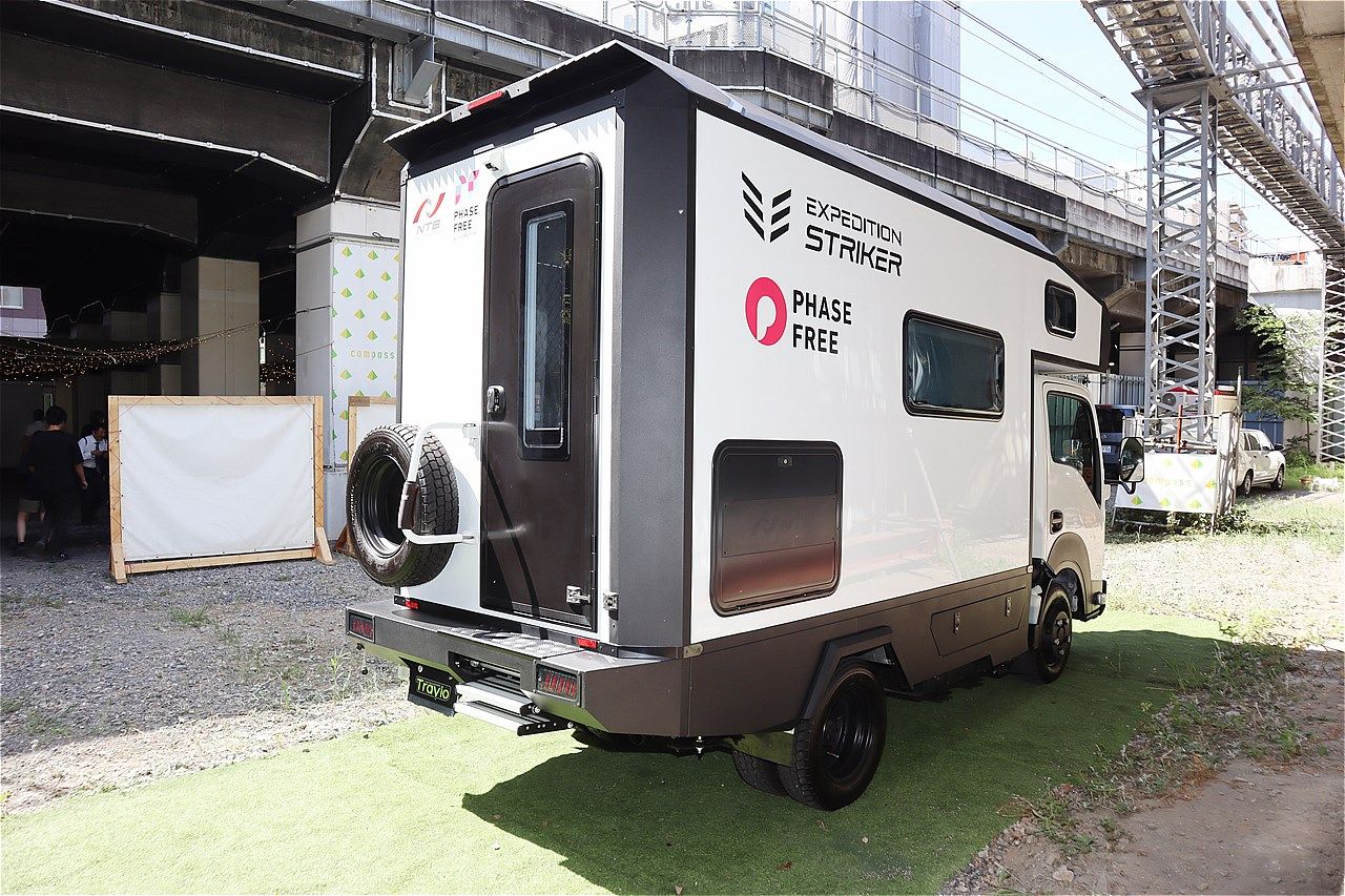 日本特種ボディーの新作キャンピングカー「エクスペディション ストライカー」（筆者撮影）
