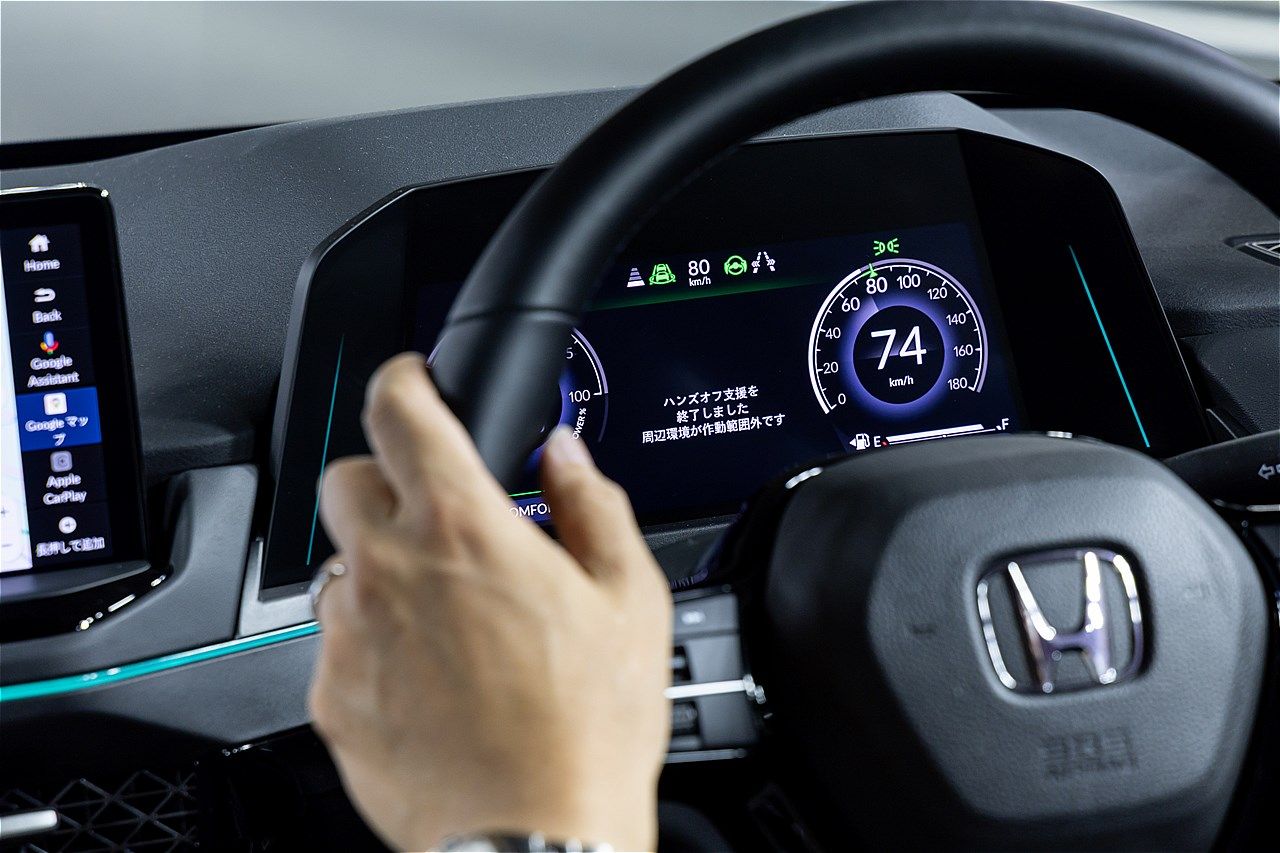 ホンダ量販モデル初のハンズオフ機能を搭載した「アコード e:HEV Honda SENSING 360＋」（写真：三木 宏章）