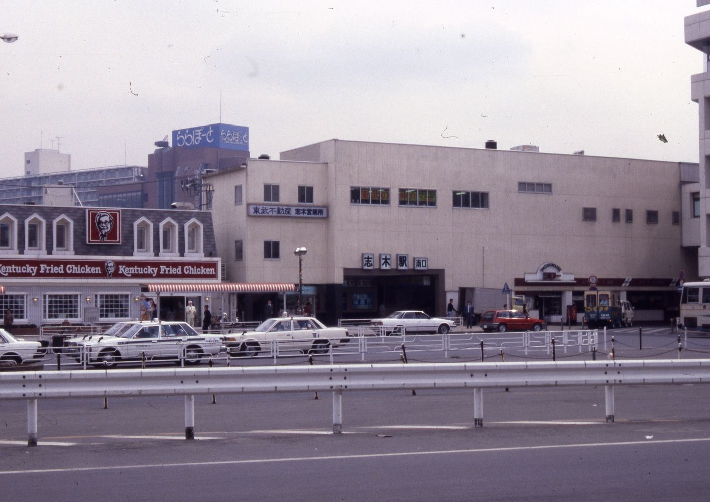 1988年当時の志木駅南口。正面左手に「ケンタッキーフライドチキン（KFC）」の店舗（写真：東武博物館）