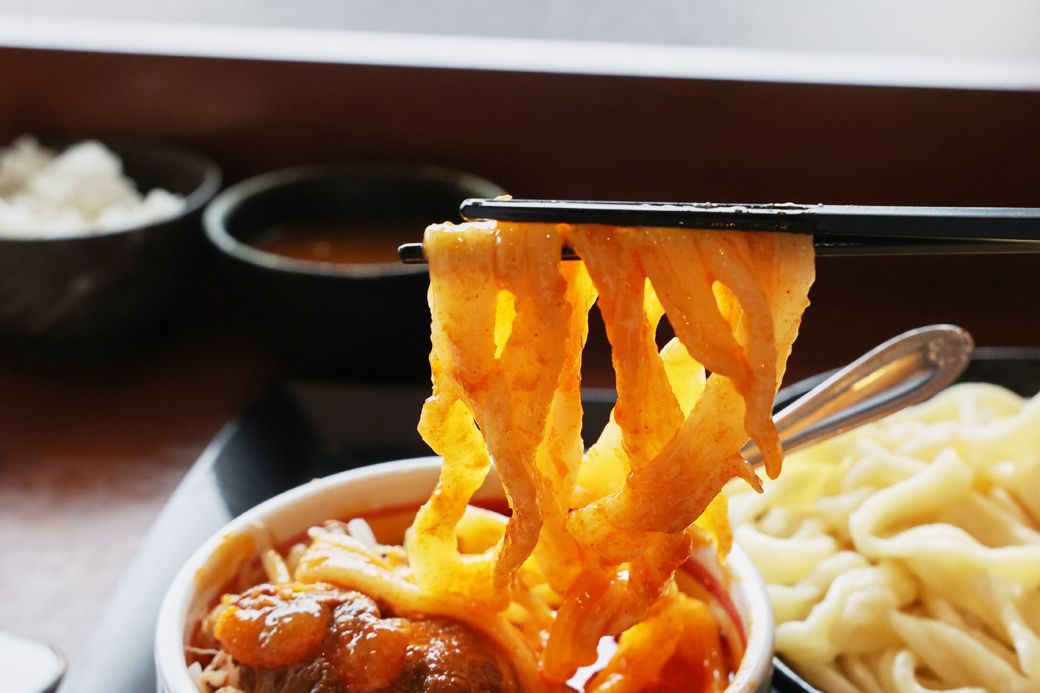 甘いつけ汁と、麺の塩気のバランスが絶妙な「あま辛汁うどん」（筆者撮影）