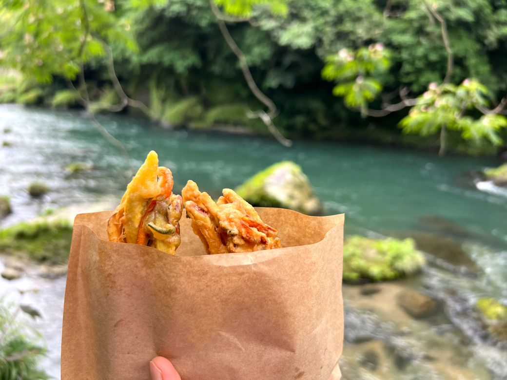 ガネは近くの清流・天降川のほとりで食べた（筆者撮影）