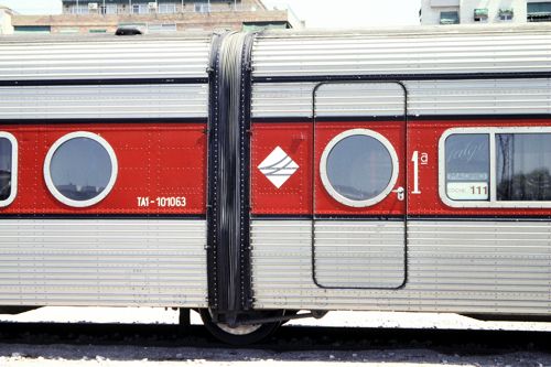 タルゴ車両は1軸の連接車両という特異なスタイル（1996年 筆者撮影）