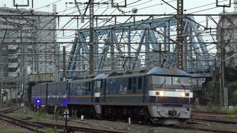 車軸折損による脱線事故を起こした電気機関車EF210形341号機と連番の342号機 （筆者撮影）