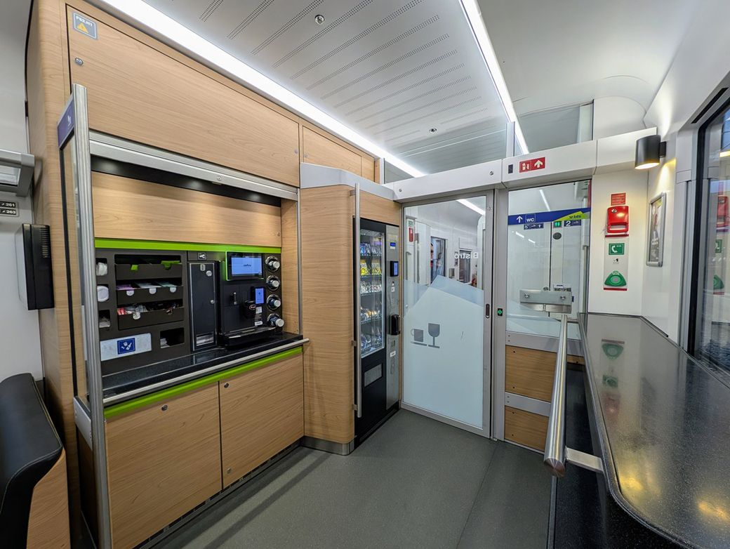 スイスの長距離鉄道の多くでは、軽食の自販機（写真奥）やエスプレッソマシンが置いてある。クレジットカードでも支払い可能（写真：筆者撮影）