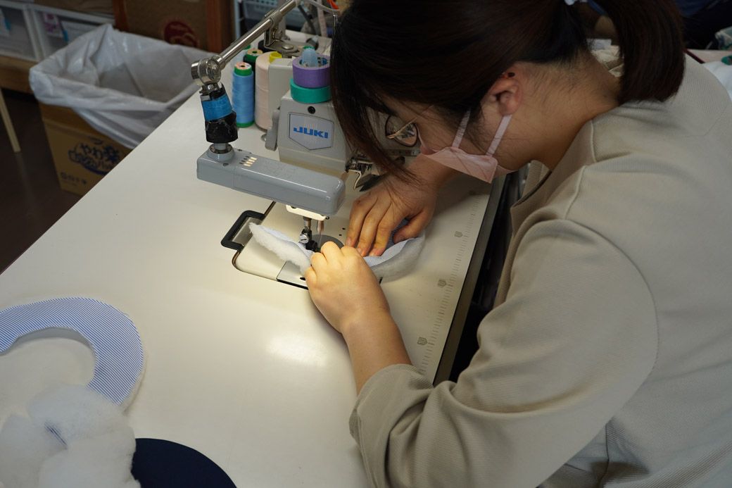 エリザベスカラーやおくるみは婦人服などを手がける縫製職人に依頼している（写真：クロス・クローバー・ジャパン）