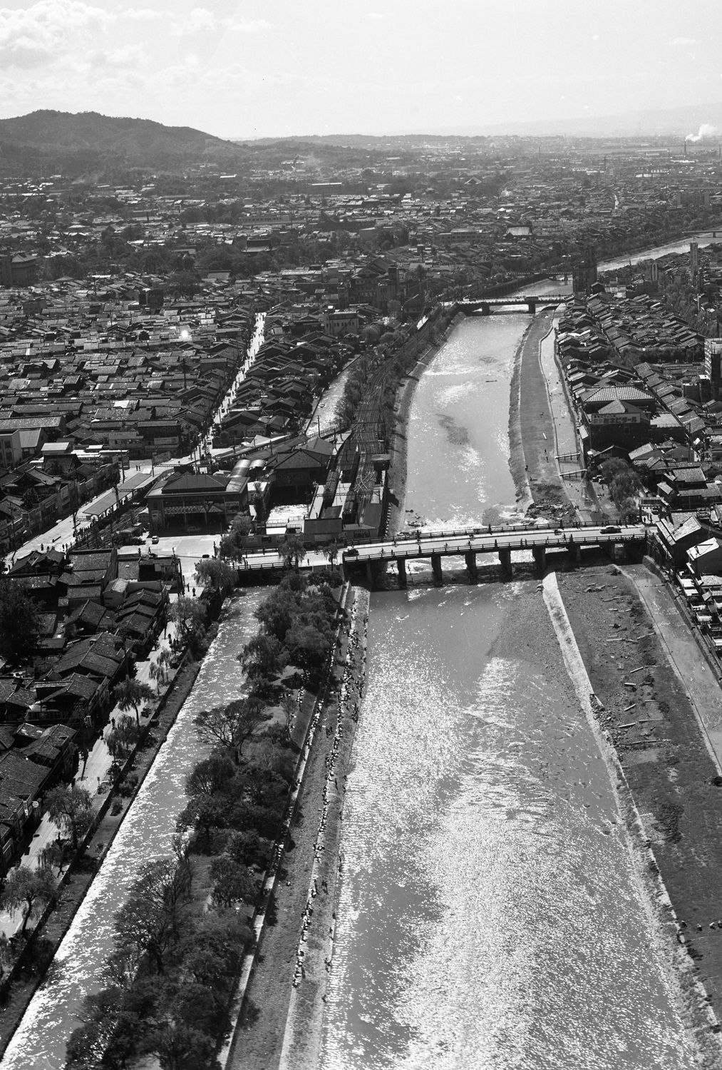 北側上空から見た三条駅　1959年