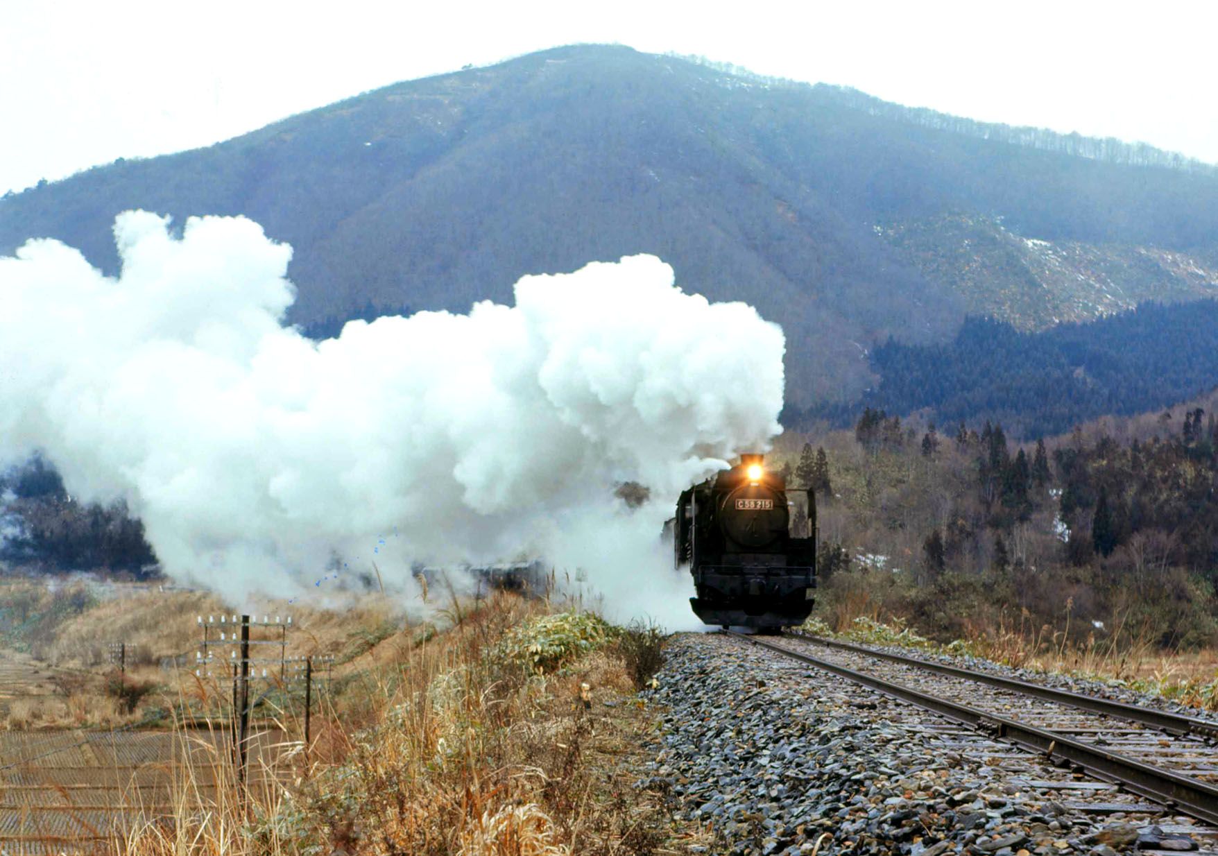 陸羽東線の分水嶺越え、羽前赤倉―堺田間を走るC58形牽引の列車（撮影：南正時）