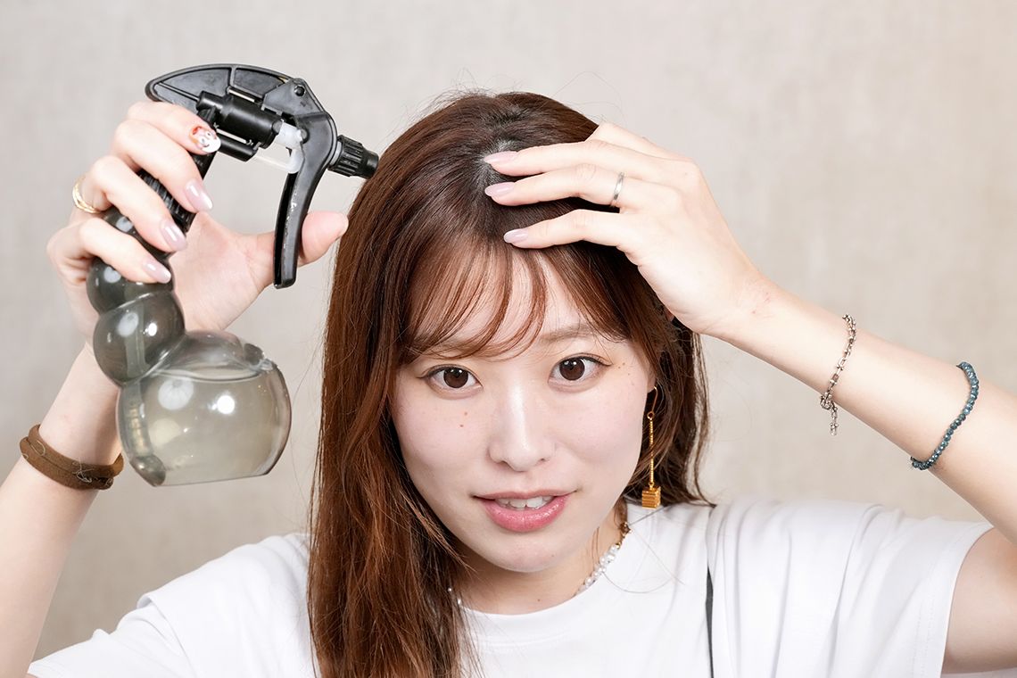 前髪のセットの仕方を解説するAYAMARさん