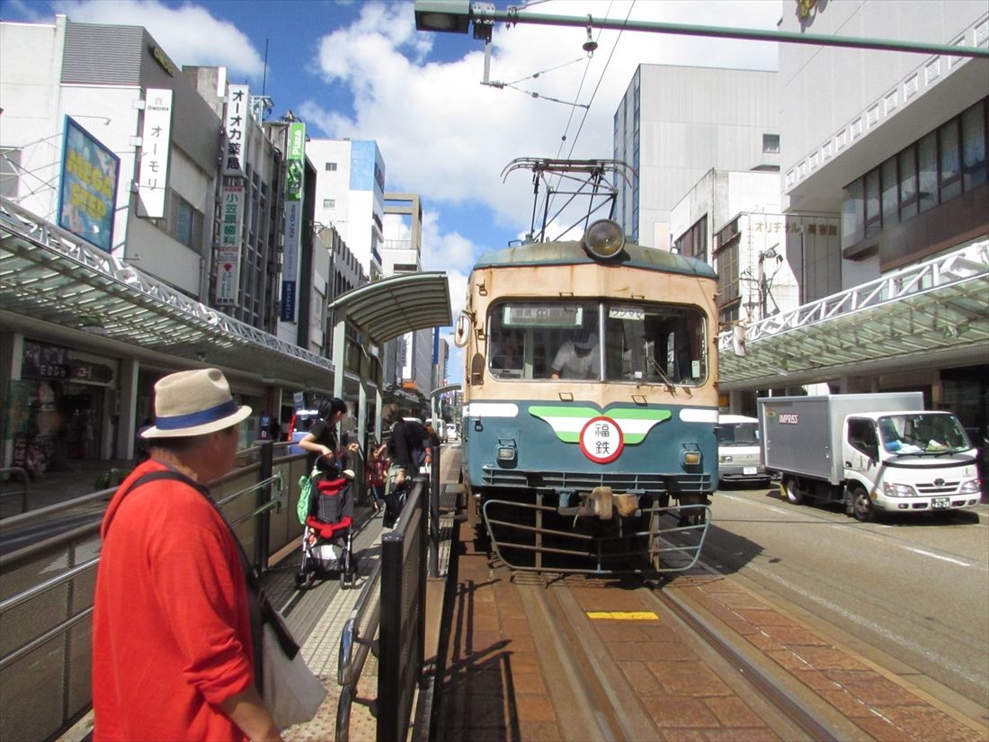 筆者の案内で鉄道ファンの漫画家たちが200形に試乗した際の一コマ＝2015年（撮影：南正時）