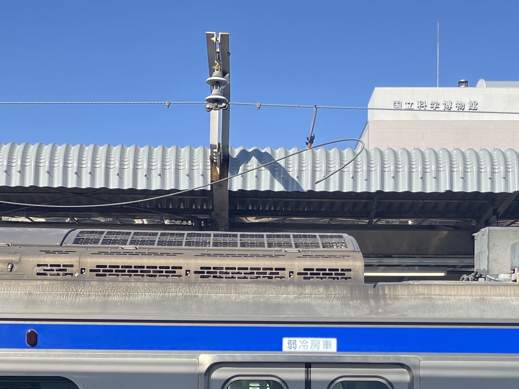 断線した常磐線の架線（トロリ線）のアップ。架線が途切れて波打っているのがわかる（写真：JR東日本）