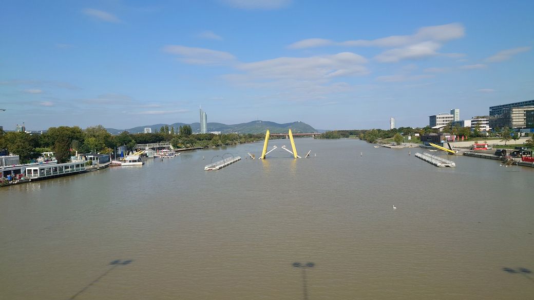 まだ水流はわずかにあるため、橋は外されたままだが、青空を反射する「美しき茶色きドナウ」の姿（写真:筆者撮影）