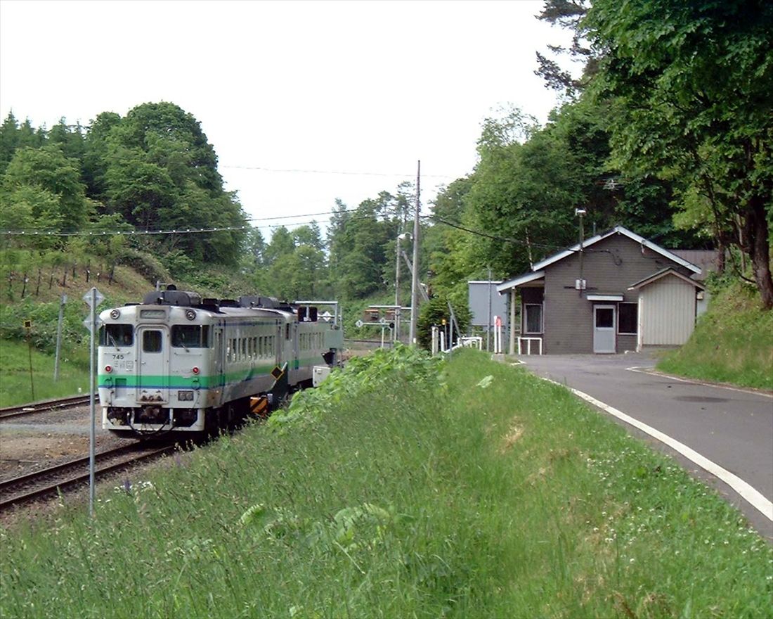 宗谷本線の難所、塩狩峠のサミットである塩狩付近を行くキハ40形（撮影：南正時）