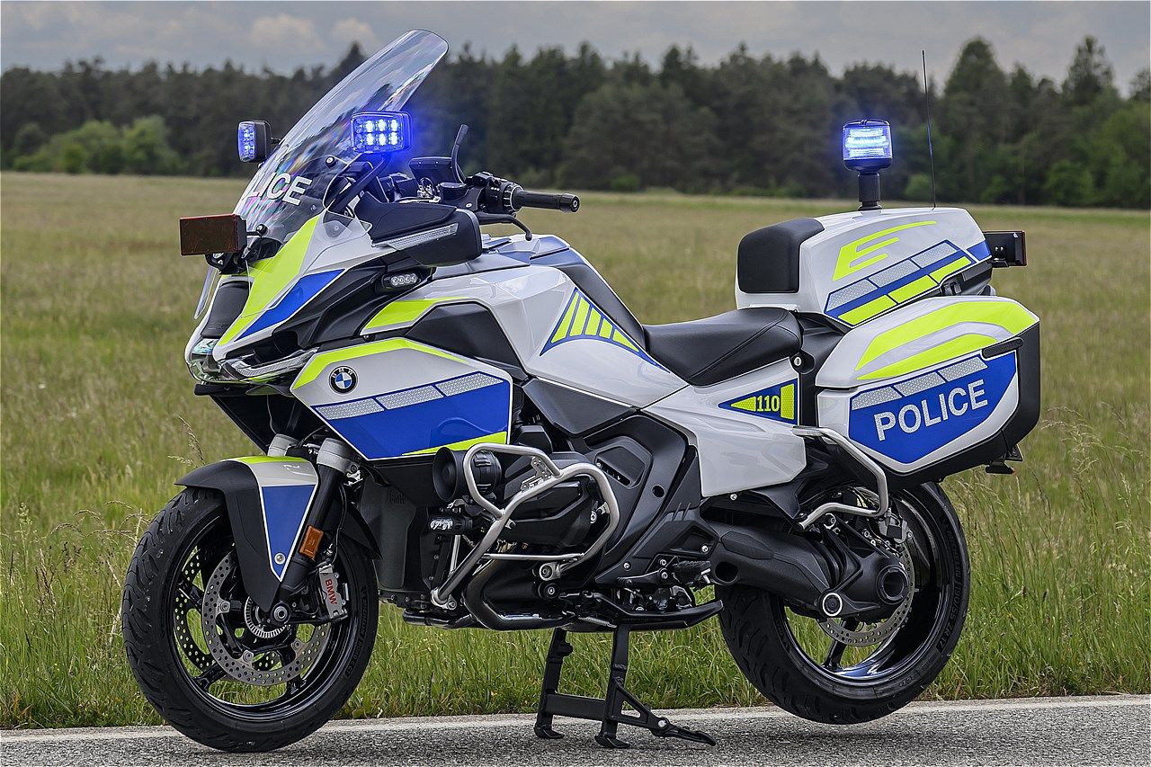 ドイツ警察の正式採用モデルとして活躍中の“白バイ仕様”。大型ガードに赤灯ではなく青LEDを装備、蛍光カラーも欧州らしい（写真：BMW MOTORRAD）