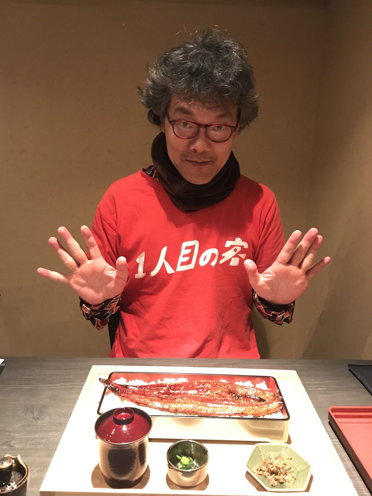 2024年3月31日、11時にオープンした「鰻 山椒 五行」の1人目の客になった涌井さん。「とりあえず財布の中を確認する。理論上は鰻を食えるだけの額が入っている」（ブログより） （写真：涌井さん提供）