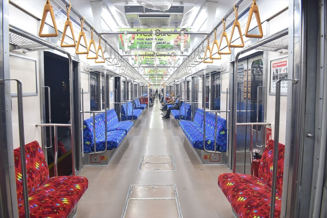 最末期の8618編成の車内。つり革が日本と同じ最新仕様のものに交換された（筆者撮影）