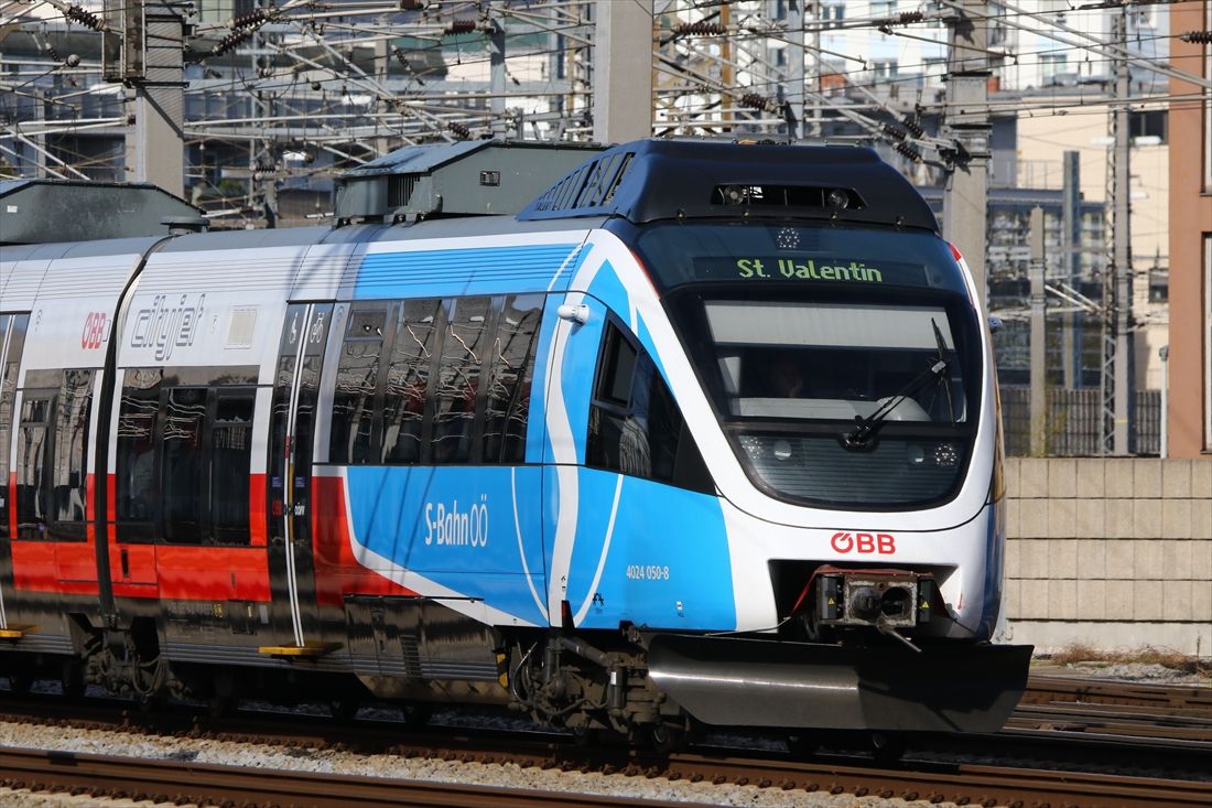 オーストリア鉄道で活躍する旧ボンバルディア製の「タレント」。先頭車の前側は窓の位置が高いが、ドアから後ろは低くなっているのがわかる（撮影：橋爪智之）