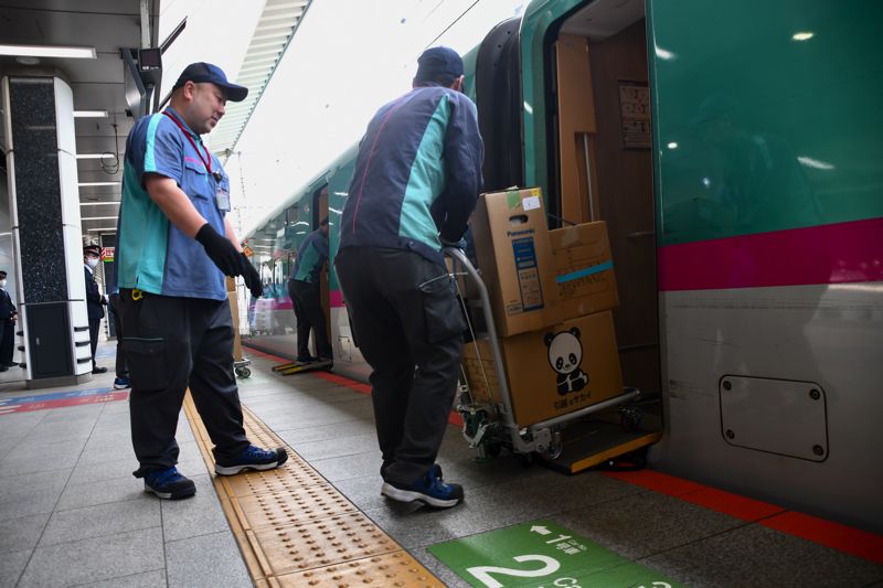 荷物を運び出す様子（記者撮影）