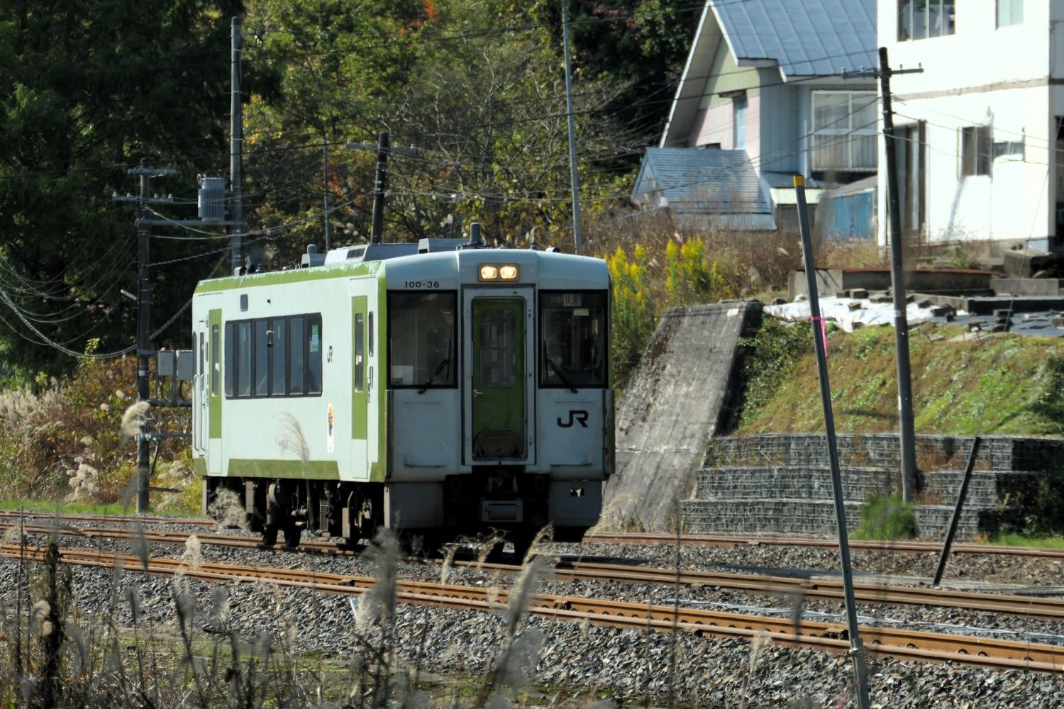 JR北上線を走るキハ100形気動車（記者撮影）