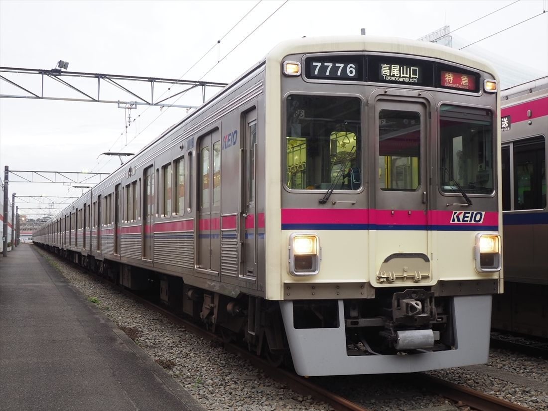 高尾山口・京王八王子側の先頭車（記者撮影）