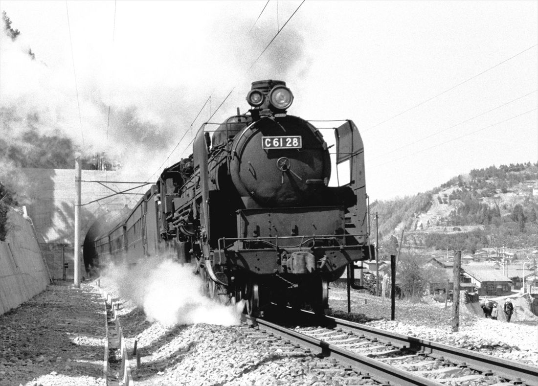 電化間近の奥羽本線矢立峠を行くC61形牽引の旅客列車＝1971年（撮影：南正時）