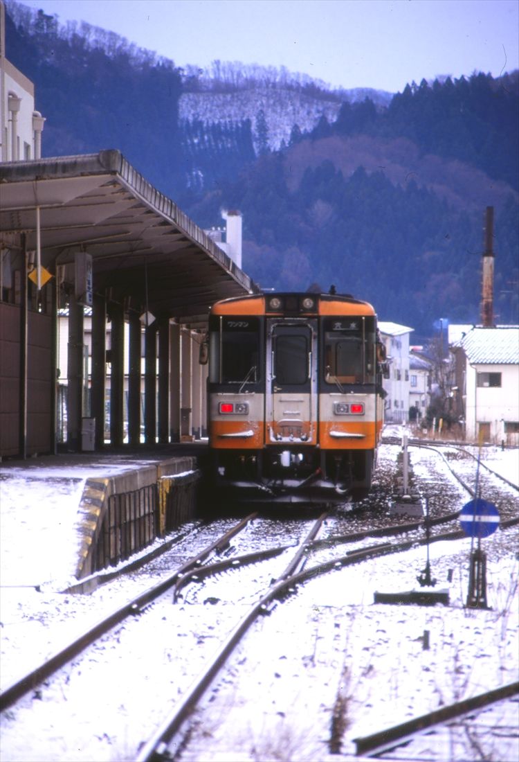 輪島駅に停車するのと鉄道の気動車（撮影：南正時）