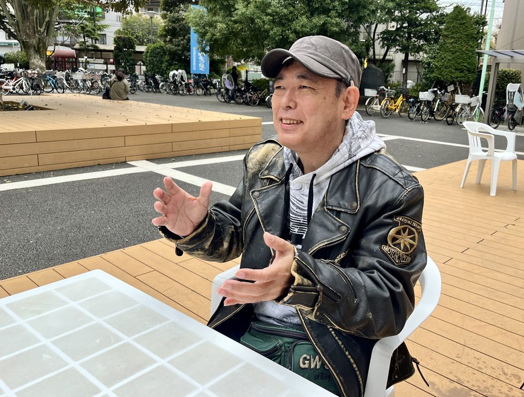 インタビューに応じるコマツヒロノリさん（筆者撮影）