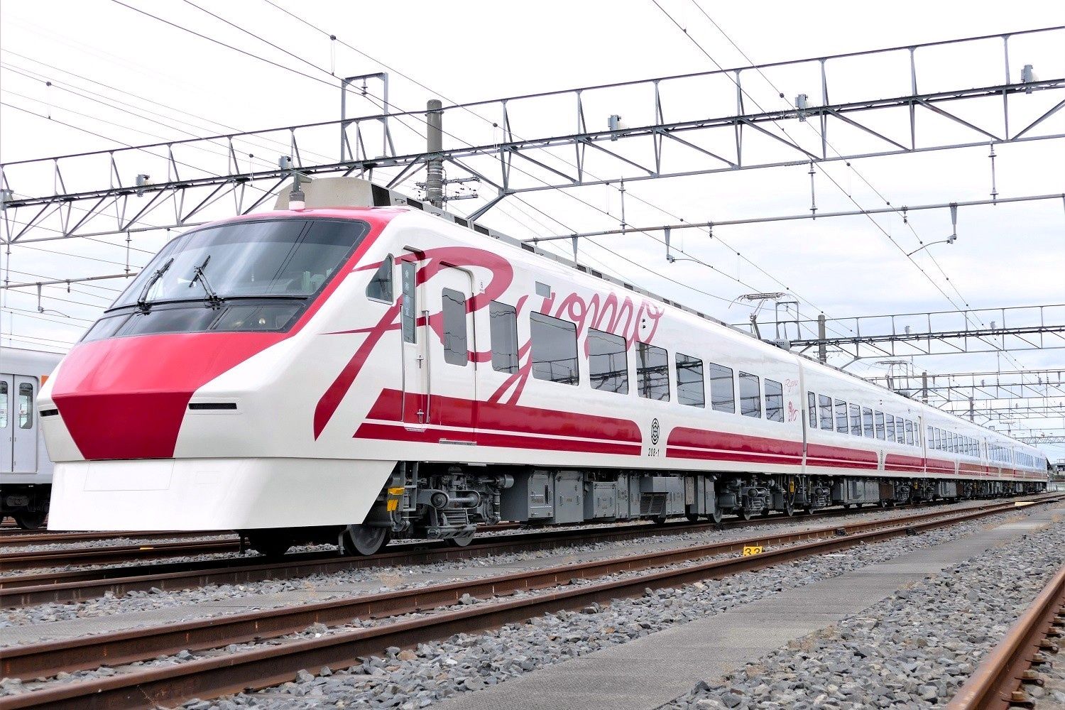 2016年には東武鉄道の200系「りょうもう」が「普悠瑪」をイメージしたデザインに変身（記者撮影）