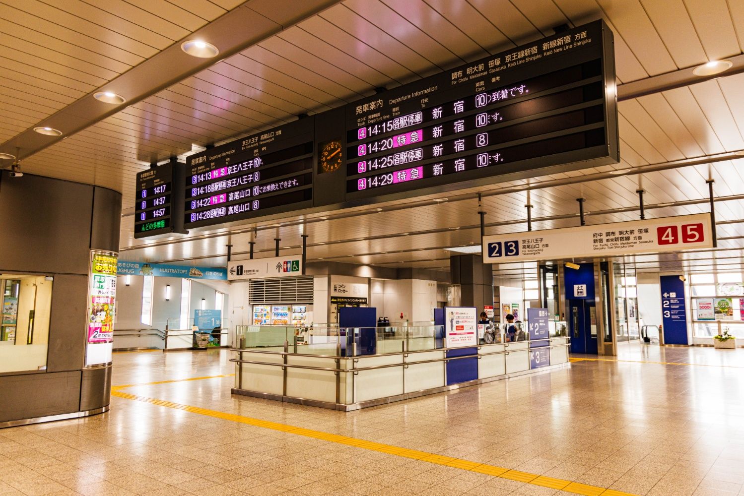 高幡不動駅の改札口を入ったコンコース。新宿までは30分ちょっとだ（撮影：鼠入昌史）