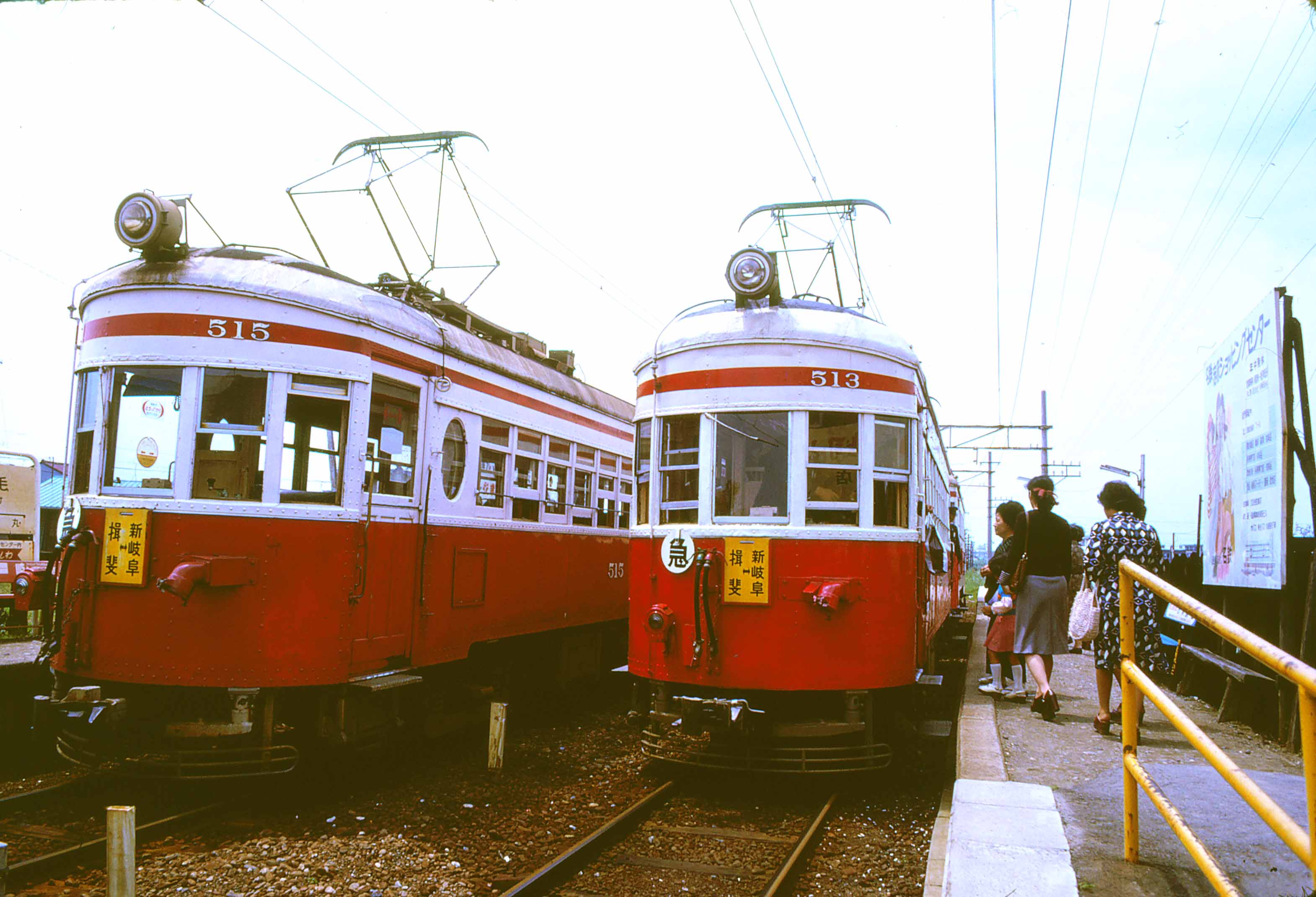 尻毛駅で交換するモ510形＝1976年（撮影：南正時）