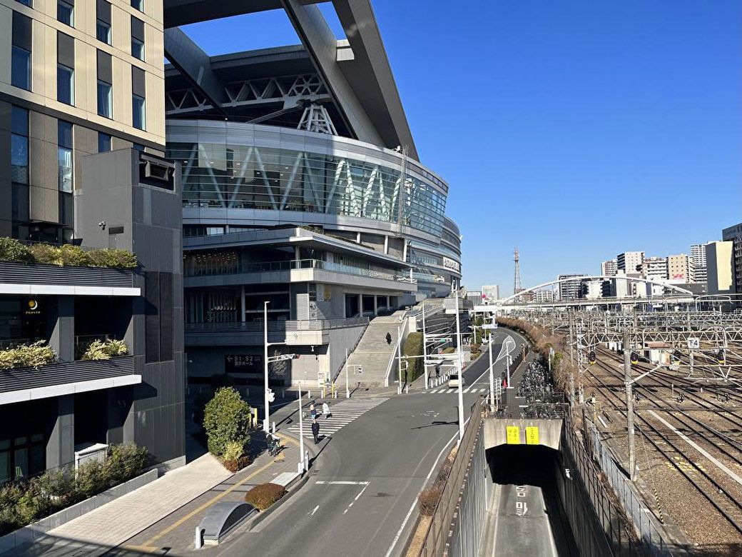 さいたまスーパーアリーナのすぐそばにはJR線路群が（筆者撮影）