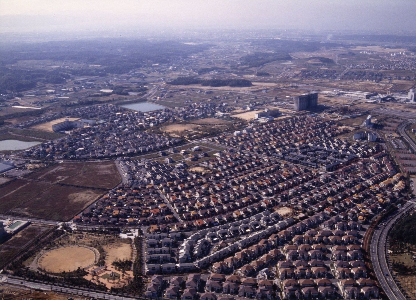上空から見た西神ニュータウン。画面右奥が現在の西神中央駅付近＝1985年（神戸市提供）