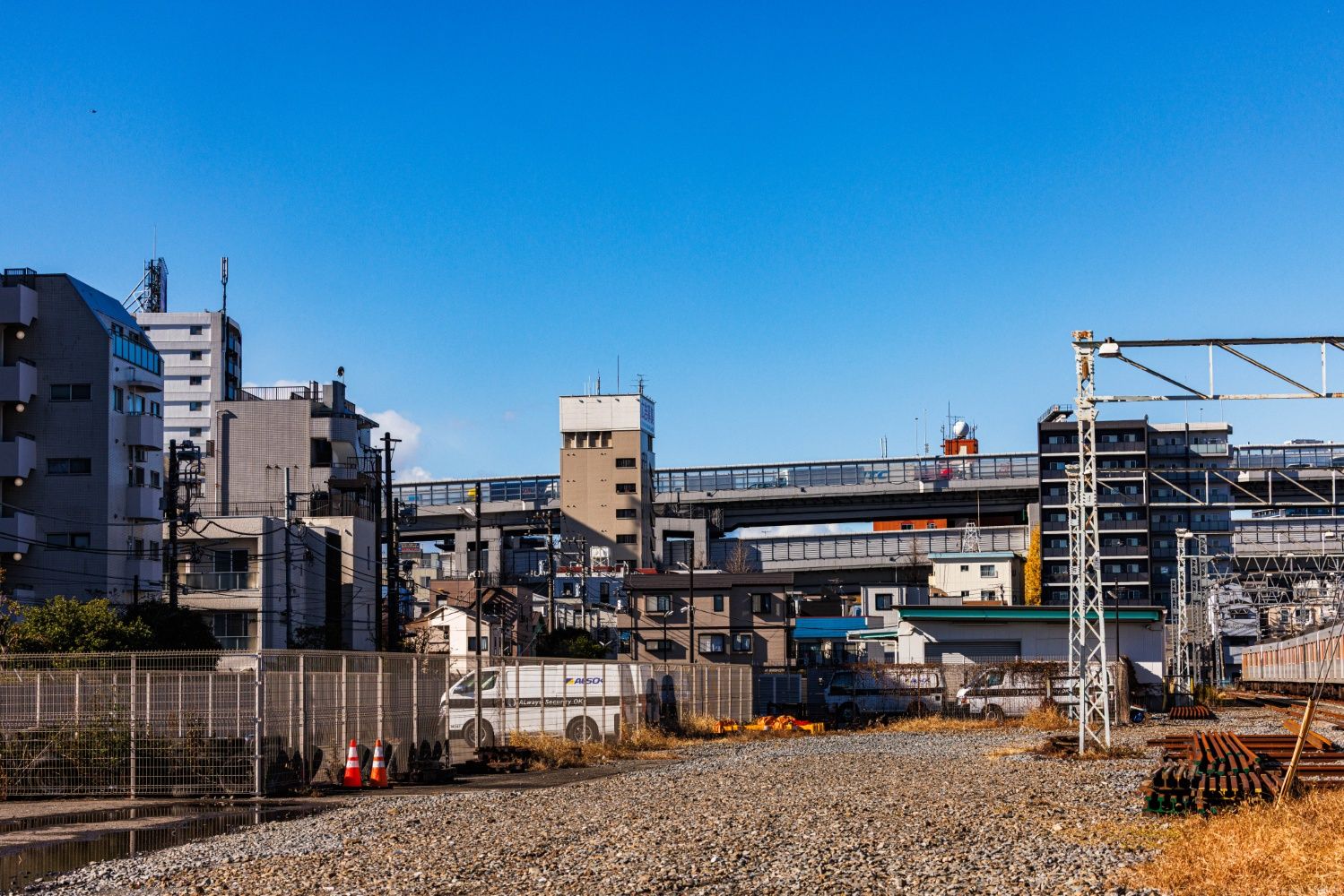 現在、奥に見えるのは首都高の高架。セメント包装所は画面奥にあった（撮影：鼠入昌史）