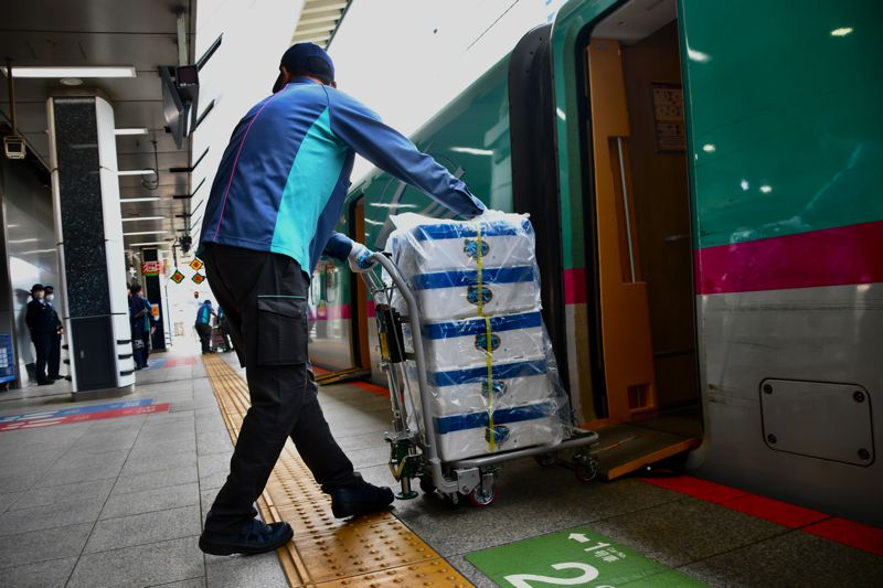 荷物を運び出す様子（記者撮影）