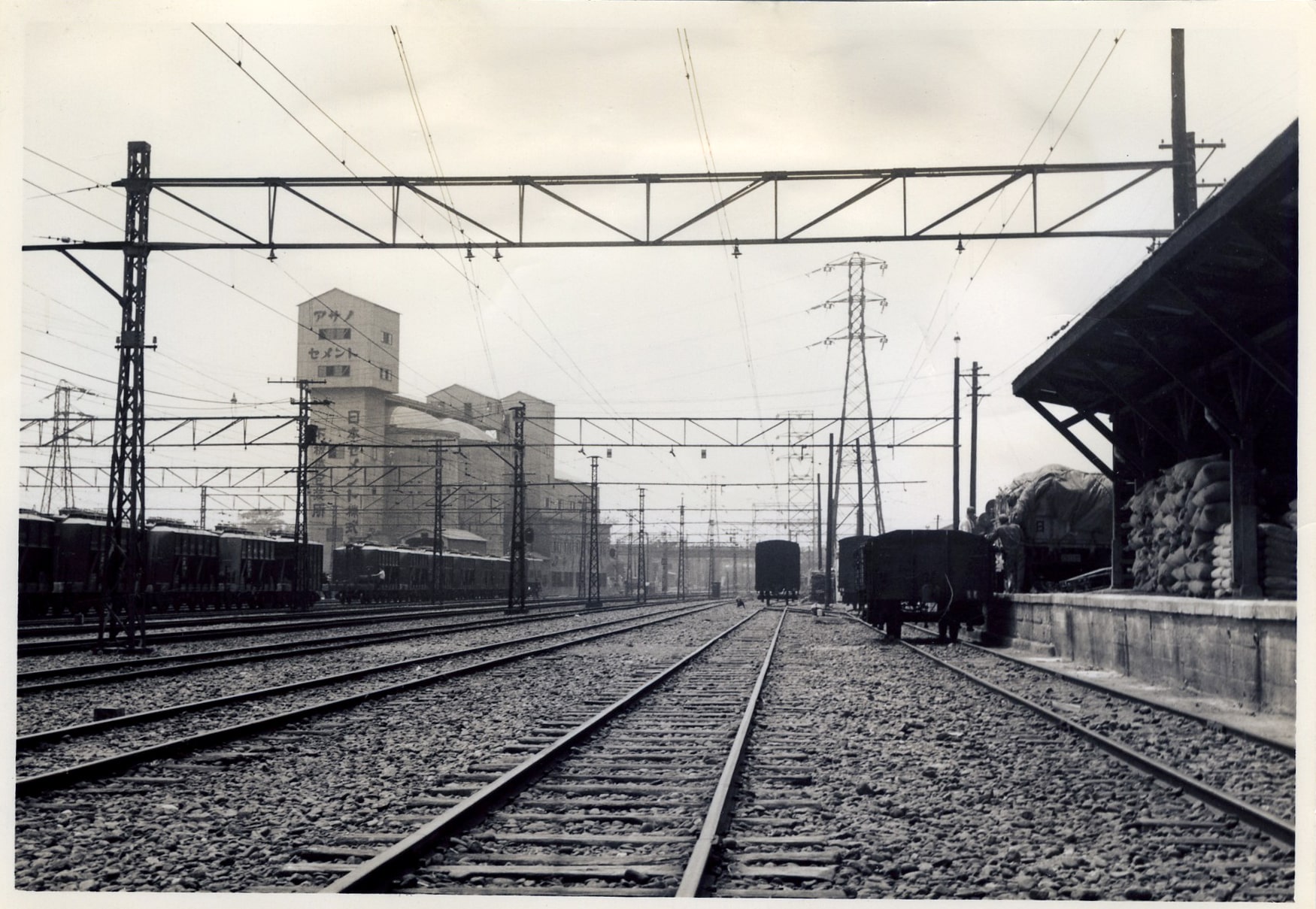 セメント包装所をそばに控えたかつての下板橋構内（写真：東武博物館）