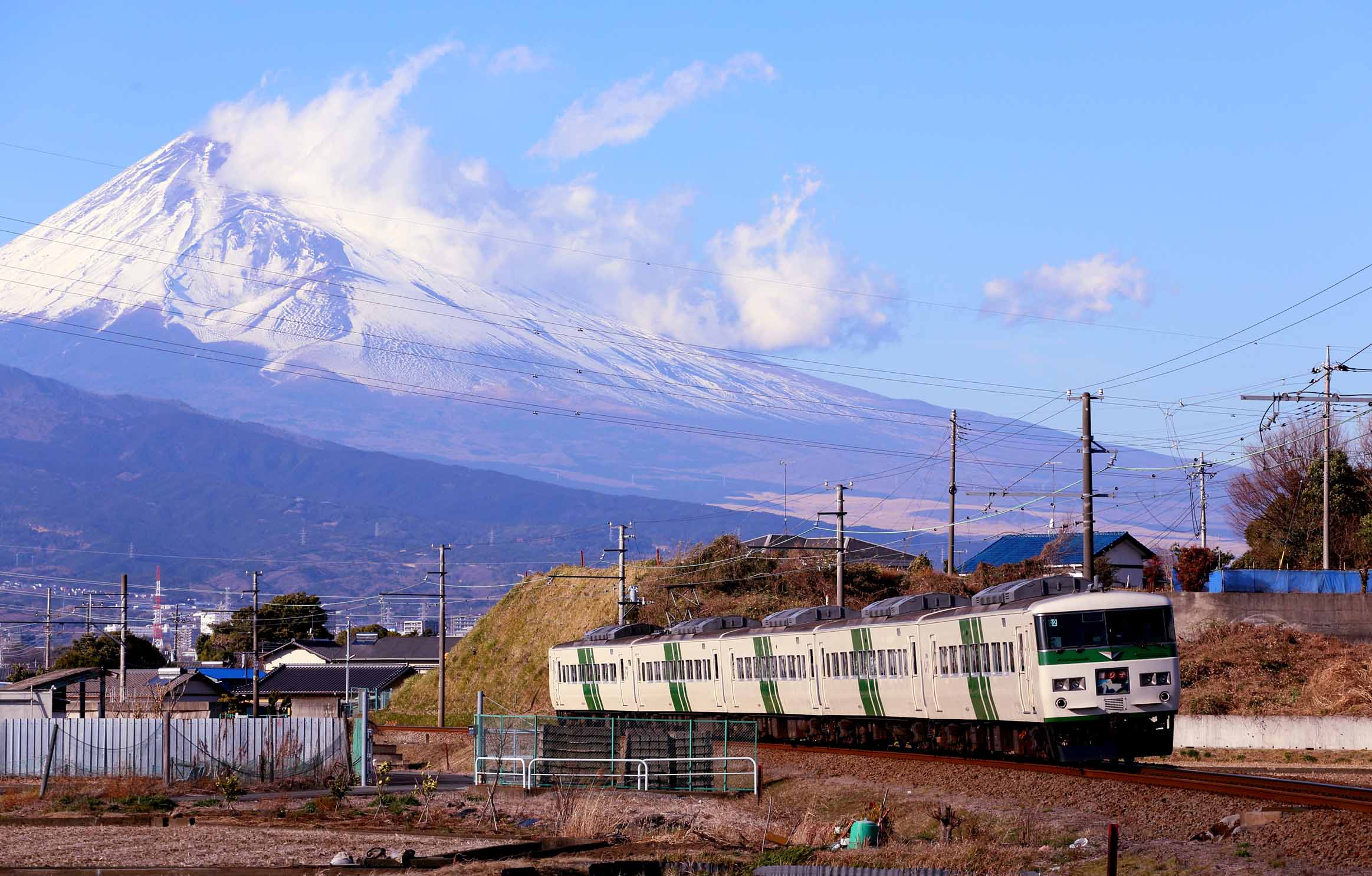 冬の富士山をバックに伊豆箱根鉄道駿豆線内を走る修善寺行きの「踊り子」（撮影：南正時）