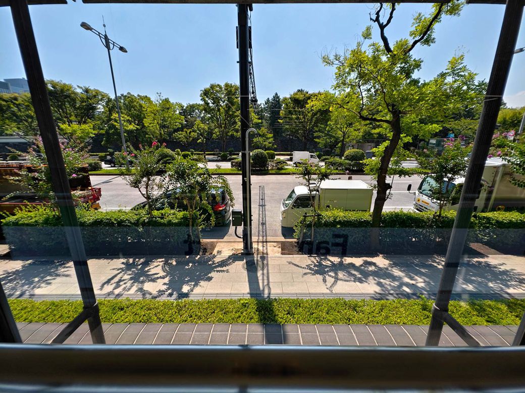 内部のファミリーマートから外を望む。ものすごい開放感だ（筆者撮影）