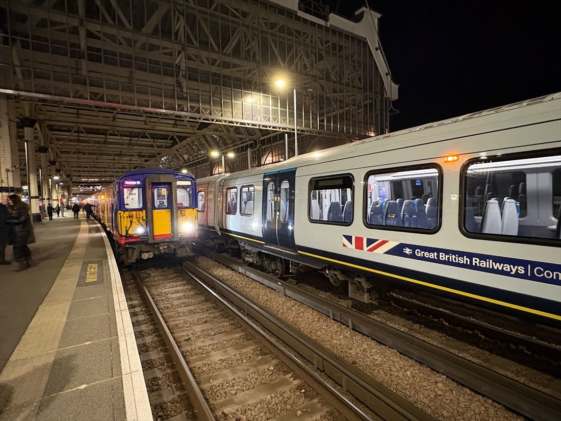 2026年3月20日で運行を終えた旧型電車クラス455（左）と、「グレート・ブリティッシュ・レイルウェイズ（GBR）まもなく登場」のロゴを掲げた新型電車クラス701（筆者撮影）
