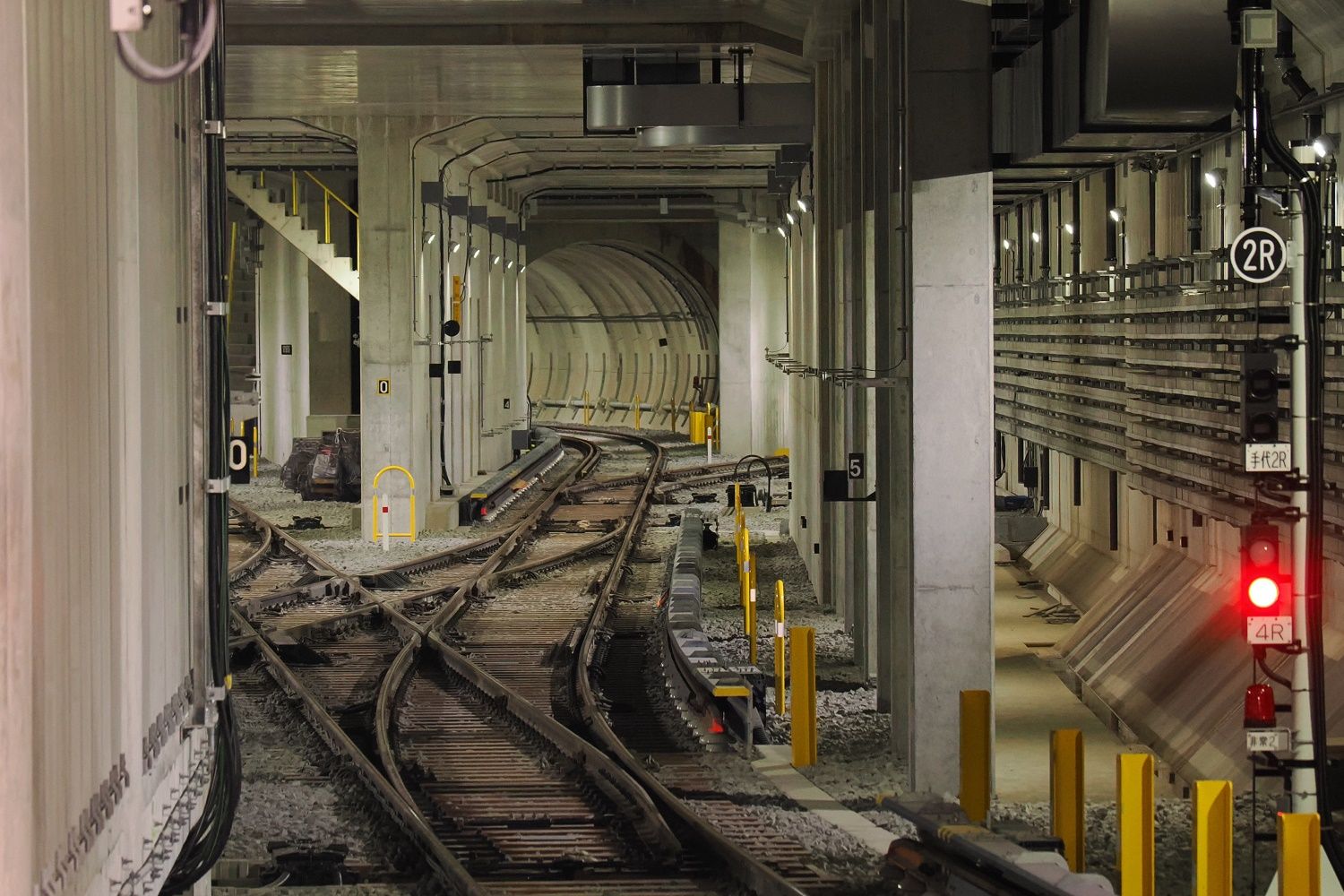 ホームからコスモスクエア駅方面を望む。駅間のトンネルはシールド方式で建設（撮影：伊原薫）