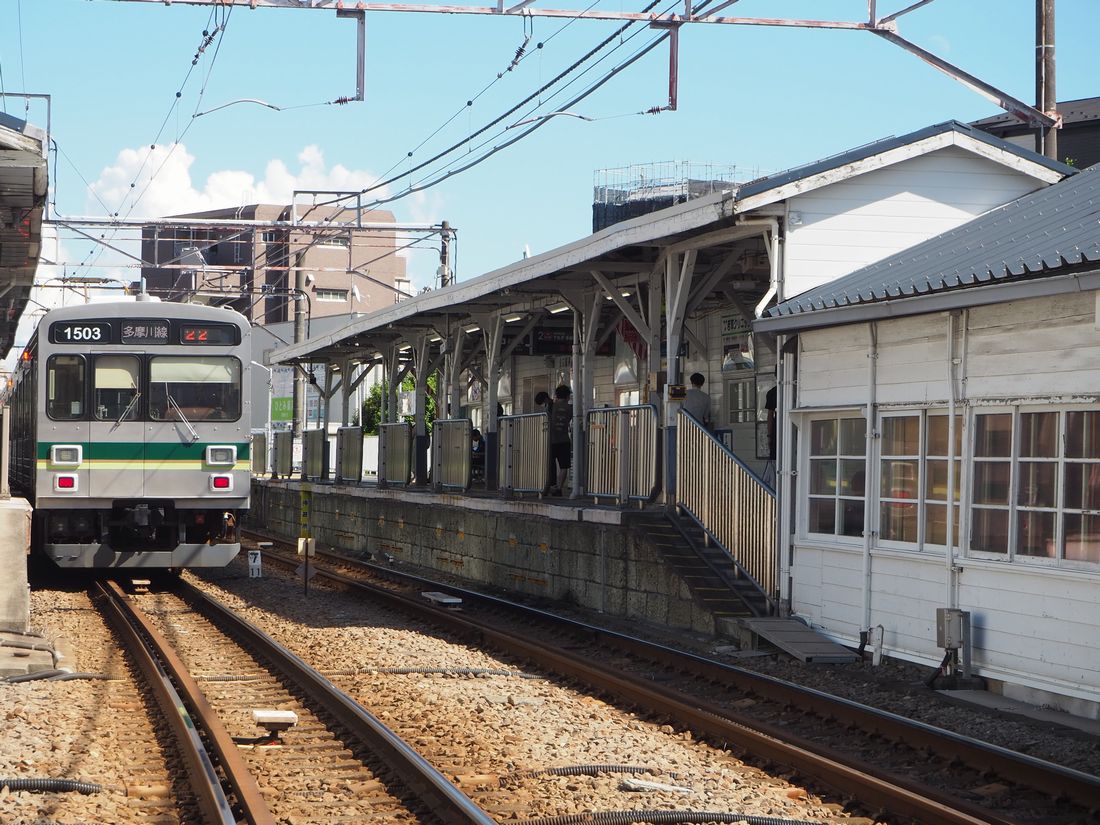 蒲田駅の1つ手前、矢口渡駅に停車する東急多摩川線の電車。新空港線は同駅付近から地下線で京急空港線方面に至る計画だ（記者撮影）