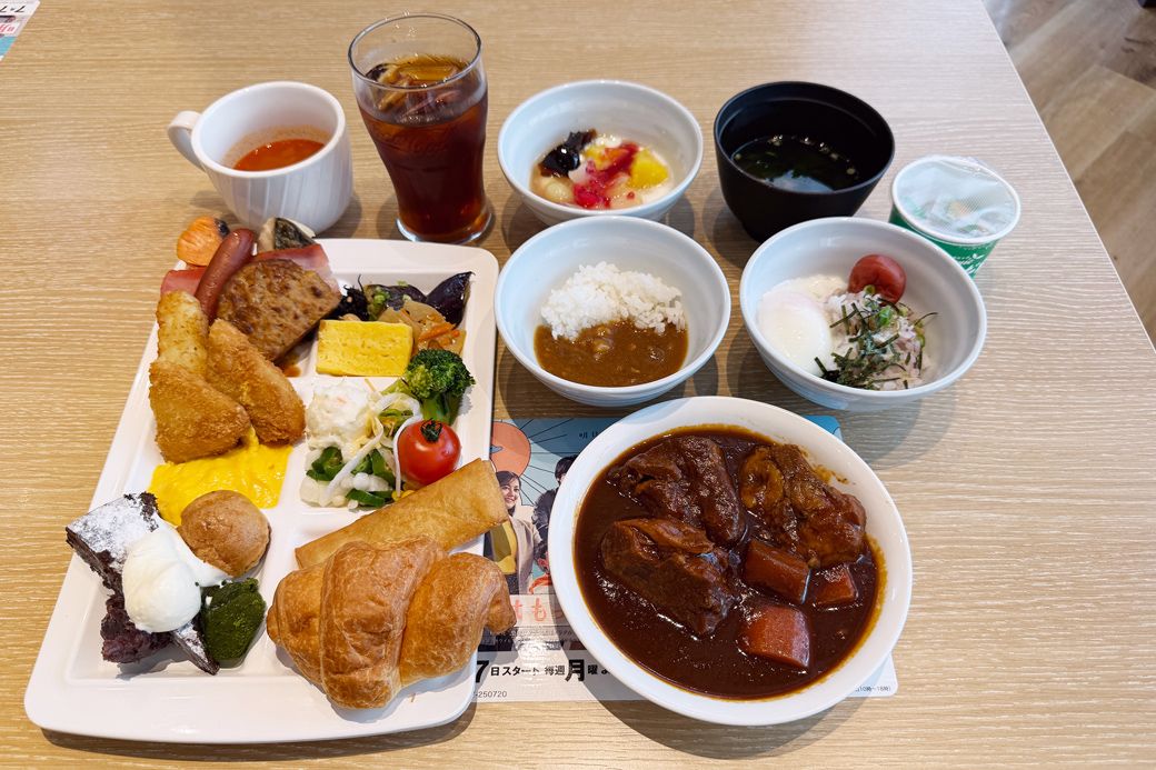 ジョナサンの朝食バイキング。目で眺めるだけでもおいしい、豪華なビュッフェプレート（筆者撮影）