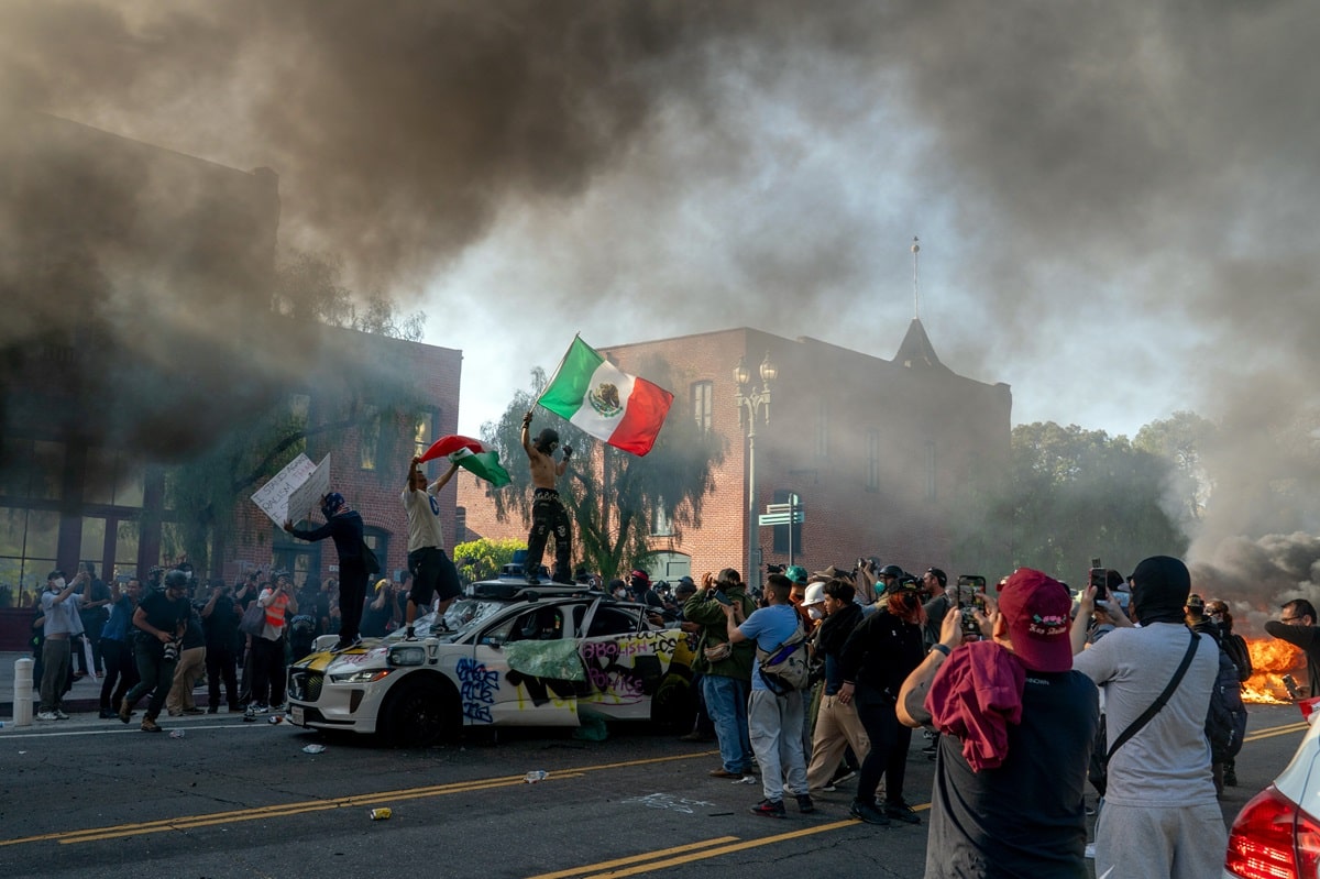 衝突の現場には煙が立ち込め、「内戦」のように映る（写真：ブルームバーグ）
