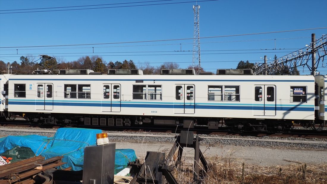 モハ8800（8858）の側面。モハ8200と異なりこの車両はパンタグラフが1基だ（記者撮影）