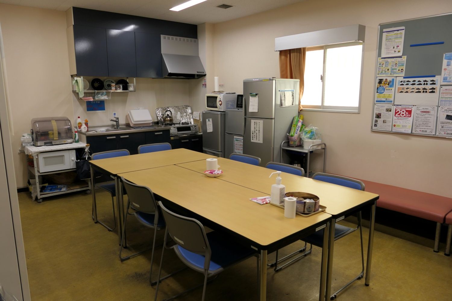 駅員が休憩をする食堂（記者撮影）