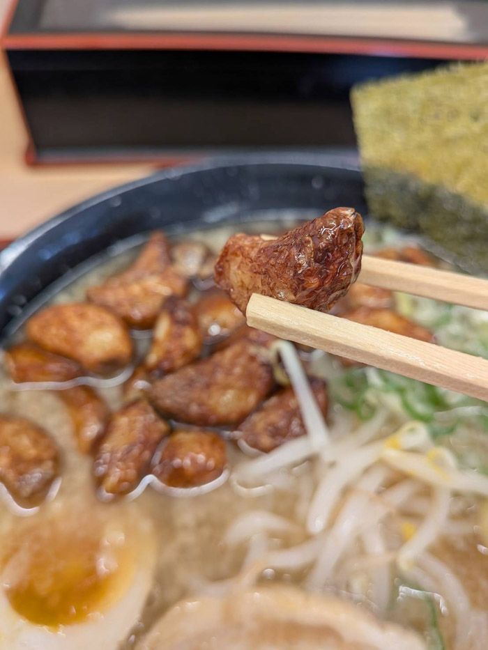 ほくほくの食感の揚げにんにく（筆者撮影）