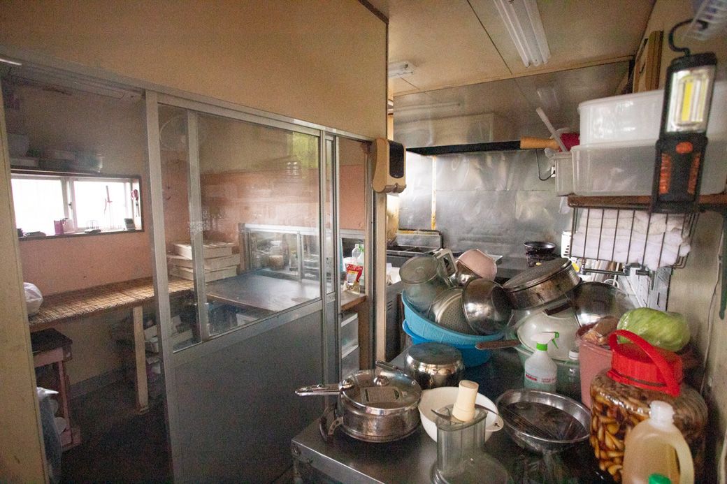 自宅前に建てた厨房。約4坪程度のここで数百食もの弁当を作る。「当時は一人で使うだけだから十分な大きさと思っていたんですけど‥‥忙しいときは5人くらいで作業するからかなりひしめき合っています」とまゆみさん（筆者撮影）