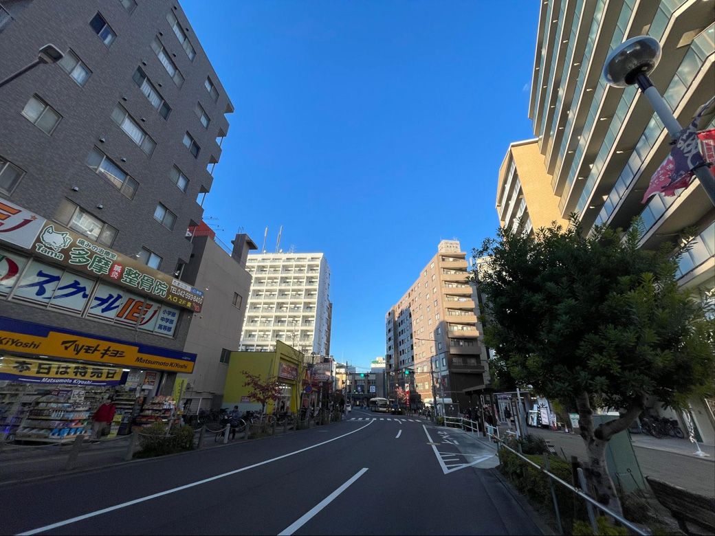 駅の近くには高層マンションも立ち並ぶ（筆者撮影） 