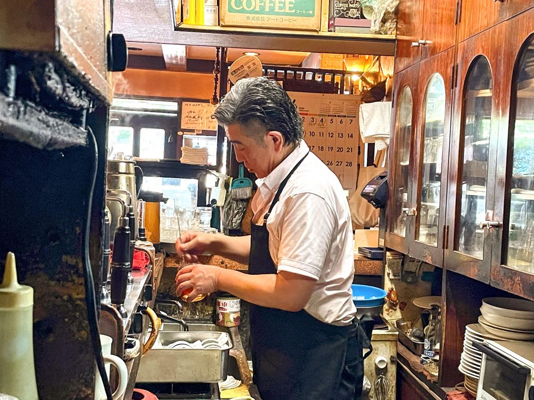 飲み物をつくる大畑和弘さん（筆者撮影）