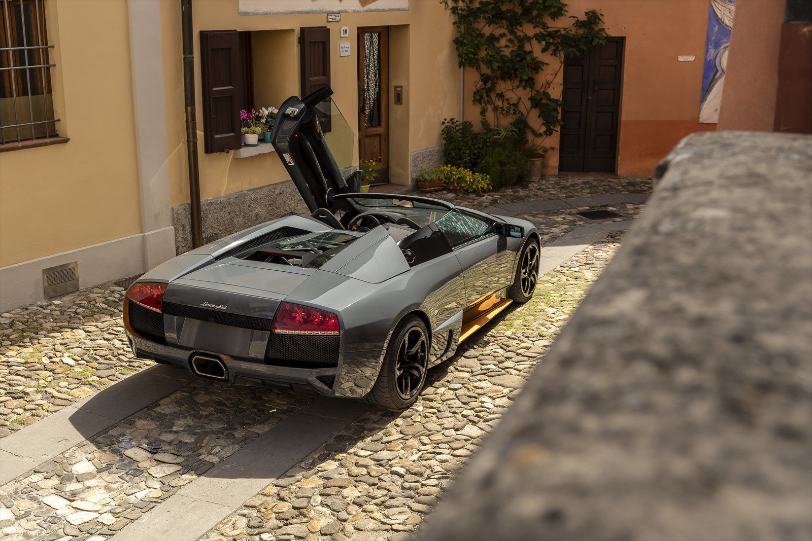 オレンジの差し色が入るグレーのカラーリングはオリジナル（写真：Automobili Lamborghini）