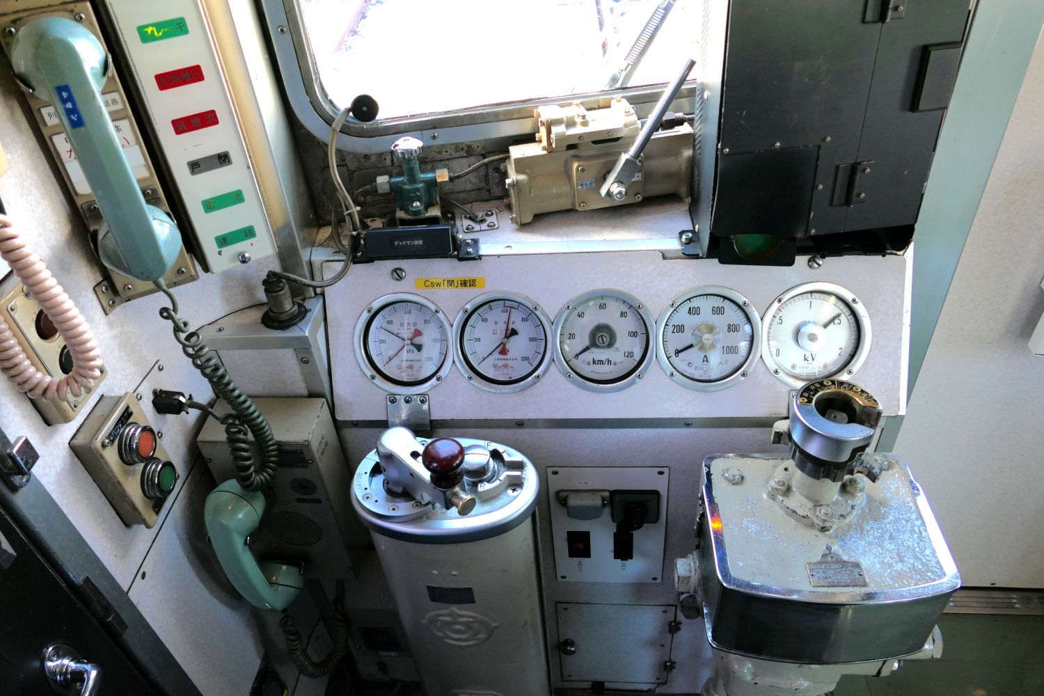 6000系の運転台（記者撮影）